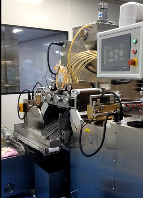 Servo Control Soft Gel Capsule Manufacturing Machine Velocità di riempimento da 1-7 giri al minuto e ≤ ± 2% di precisione di riempimento